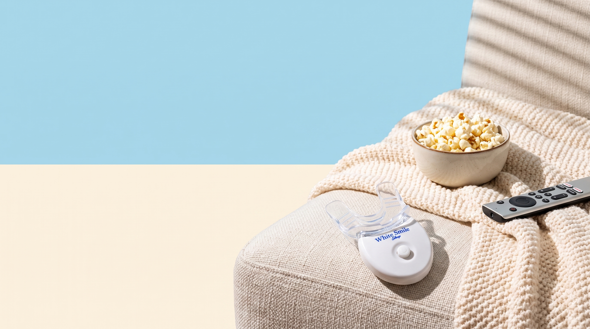 Kit White Smile sul bracciolo del divano con popcorn e telecomando