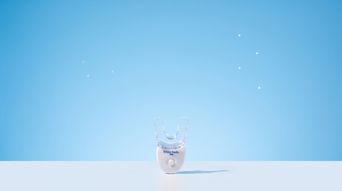 Il LED del kit White Smile su fondo azzurro con spazio per il titolo