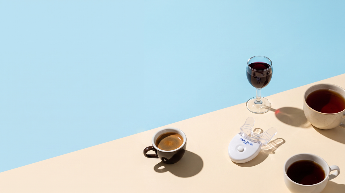 Kit White Smile accanto a caffè, tè e vino: le cause delle macchie quotidiane