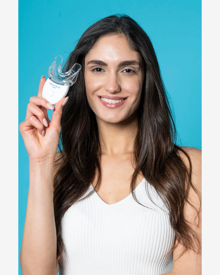 Cliente mostra il kit White Smile