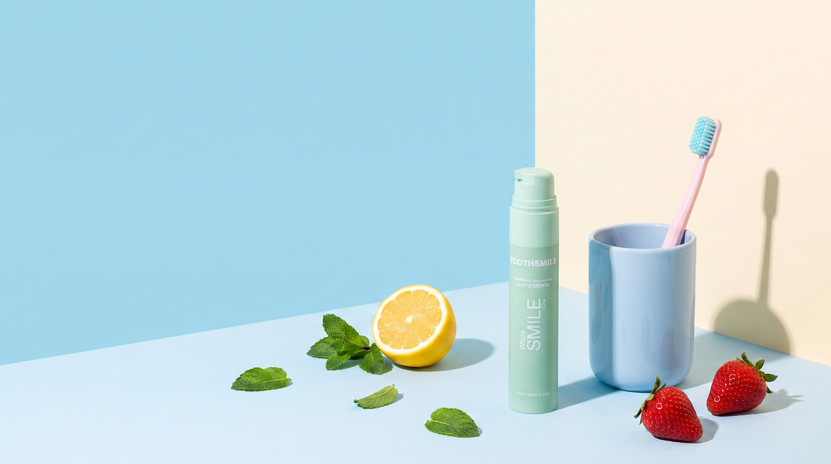 Toothsmile menta con spazzolino, menta fresca, limone e fragole