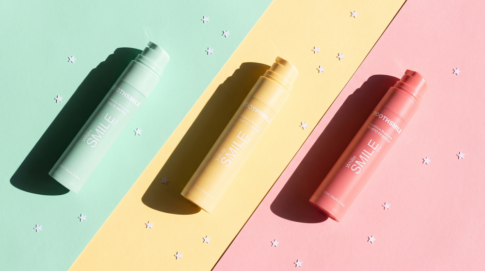 I tre gusti Toothsmile: menta, limone e fragola su strisce color pastello